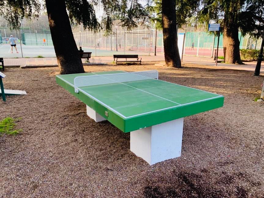 Mesas prefabricadas pingpong en el Retiro de Madrid