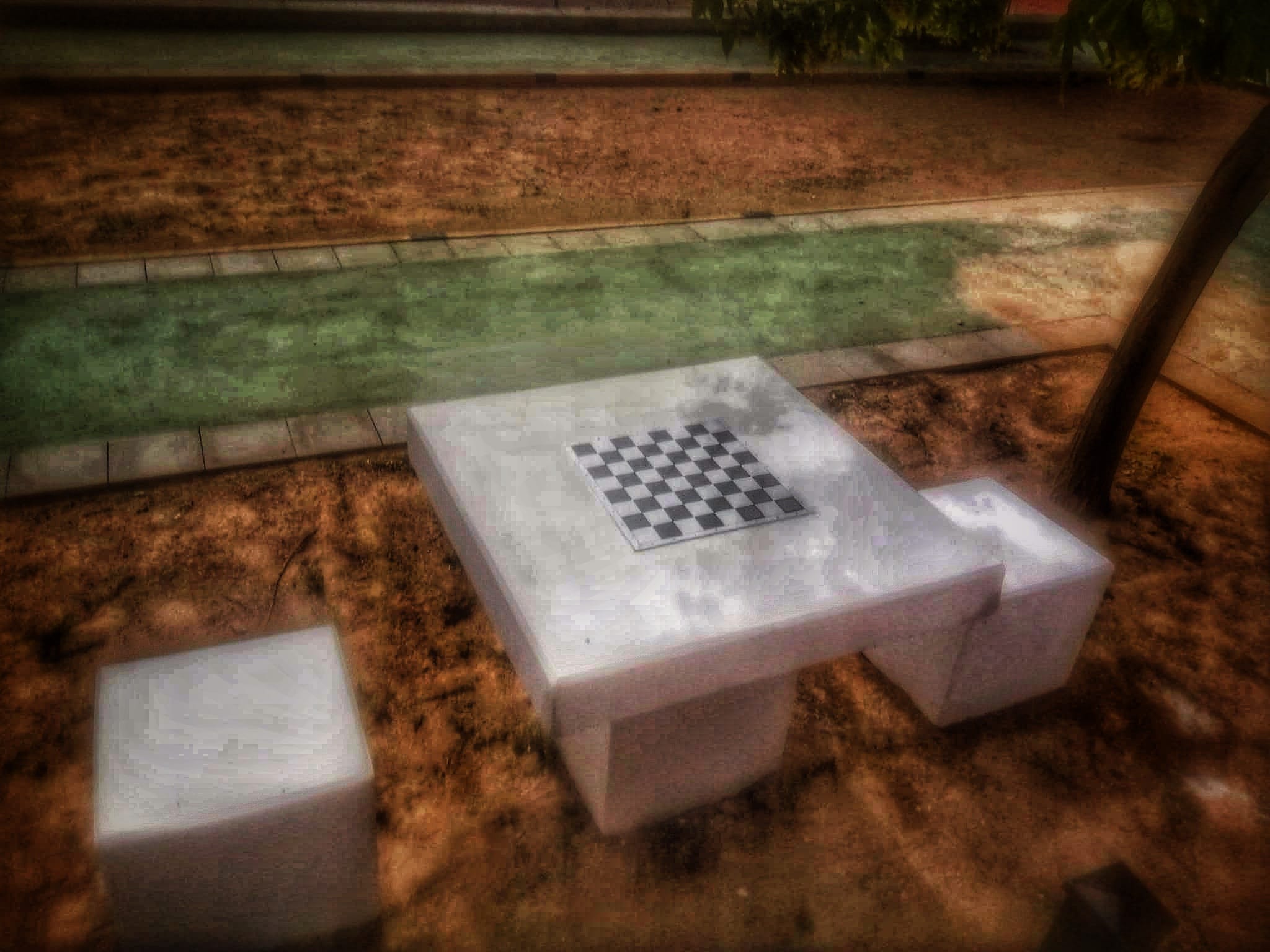 Mesa ajedrez y taburetes prefabricados